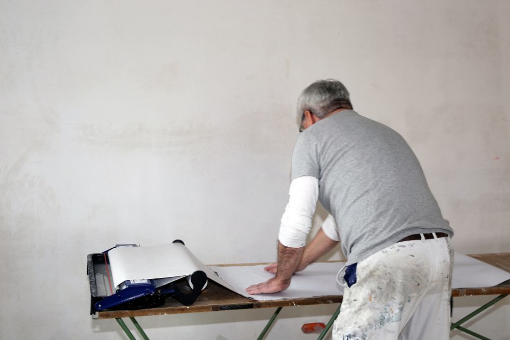 Renovlies aanbrengen in Spijkenisse. Ontdek de materialen en beste techniek om te behangen met renovlies behang.