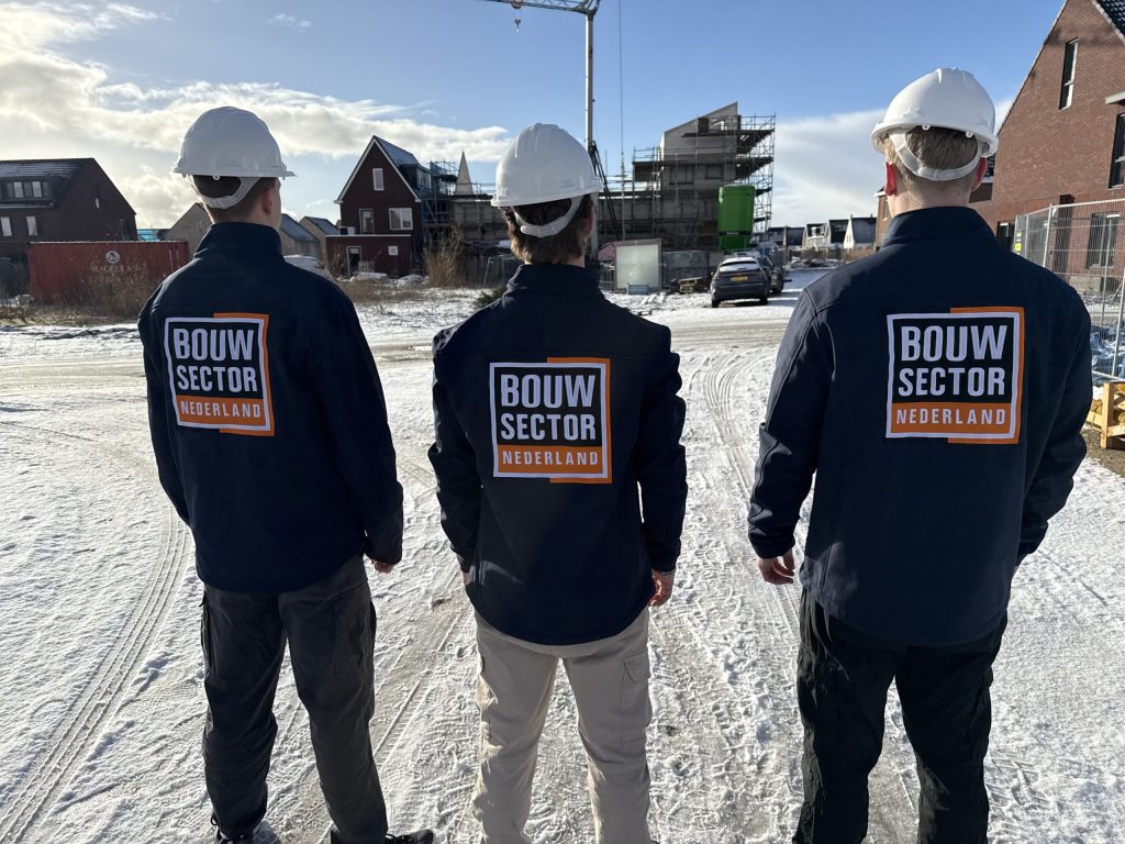 Drie vakmensen van Bouwsector Nederland op een bouwplaats